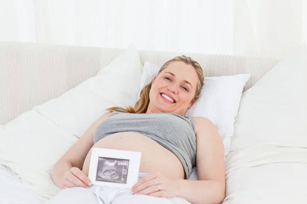 Encantada mulher grávida com seu raio-X — Fotografia de Stock