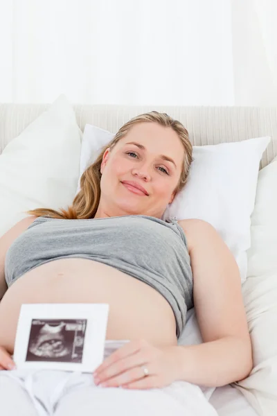 高兴的孕妇与她 x 射线 — 图库照片