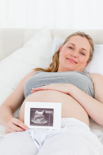 Délicieuse femme enceinte avec sa radiographie — Photo