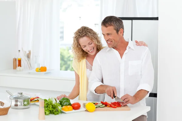 Пара готовит вместе на своей кухне — стоковое фото