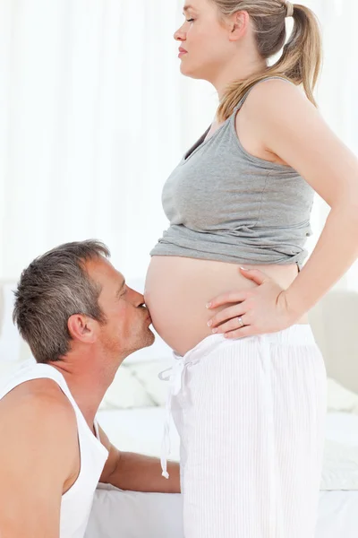 Muž políbil svou ženu břicho — Stock fotografie
