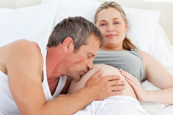 Mężczyzna całuje żonę w brzuch — Zdjęcie stockowe