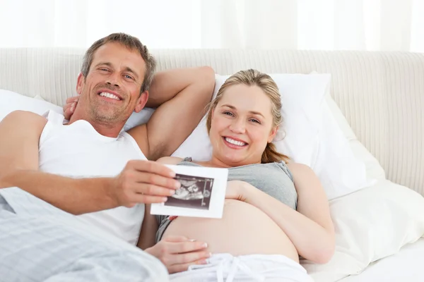 Budoucí rodiče při pohledu na jejich x-ray — Stock fotografie
