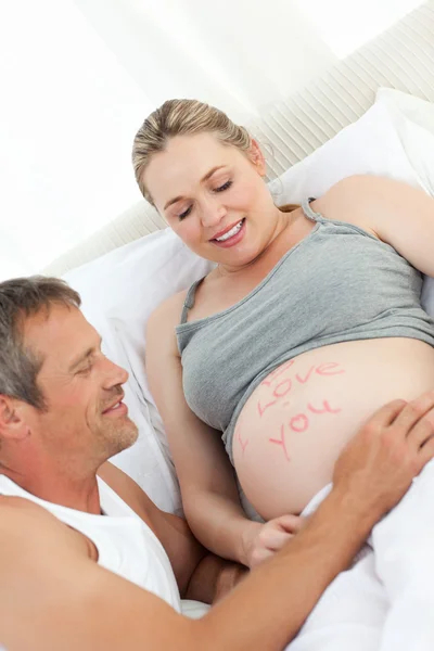 Budoucí otec dotýká jeho manželky břicho — Stock fotografie