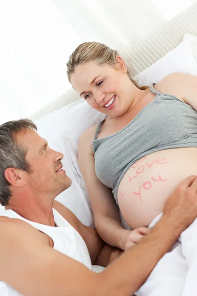 Futuro padre tocando el vientre de su esposa — Foto de Stock