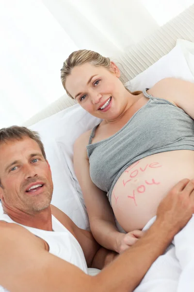 Budoucí otec dotýká jeho manželky břicho — Stock fotografie