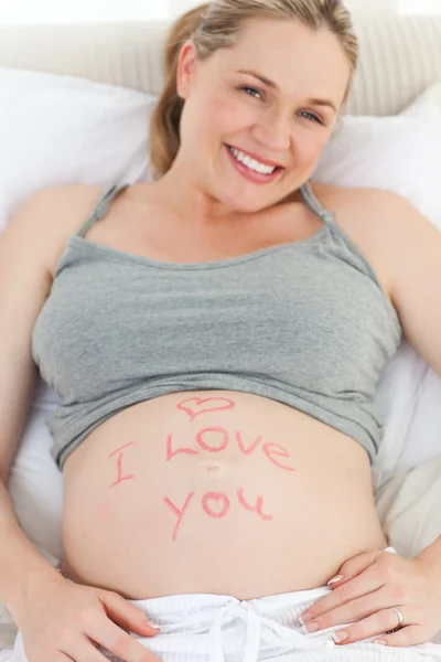 Έγκυος γυναίκα με μια λέξη αγάπη για την κοιλιά — Φωτογραφία Αρχείου