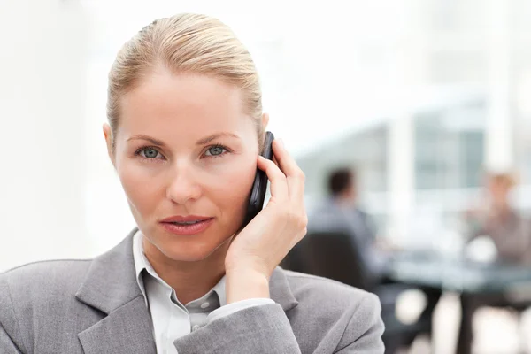 Schöne Frau telefoniert in ihrem Büro — Stockfoto