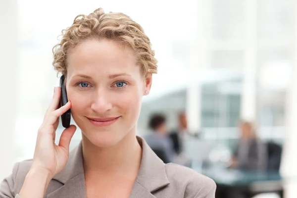 Schöne Geschäftsfrau telefoniert in ihrem Büro — Stockfoto