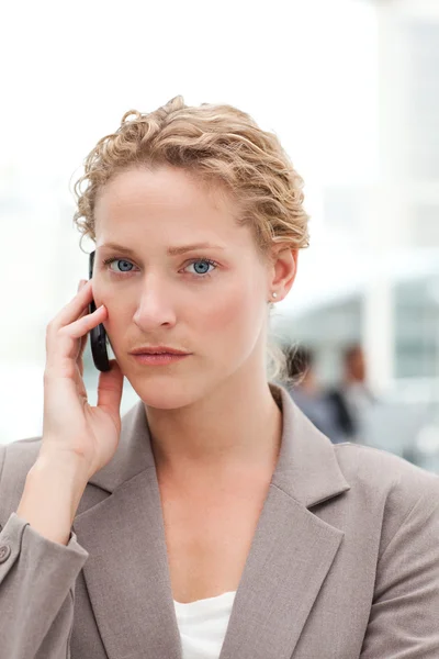 Schöne Geschäftsfrau telefoniert in ihrem Büro — Stockfoto