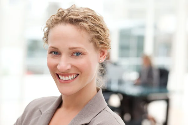Усміхнена бізнес-леді в її офісі — стокове фото