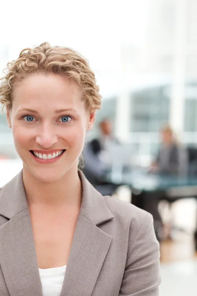 Glimlachende zakenvrouw in haar kantoor — Stockfoto