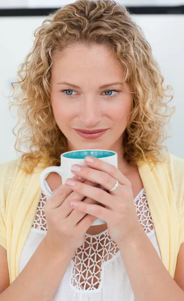 Hübsche Frau trinkt Kaffee in ihrer Küche zu Hause — Stockfoto
