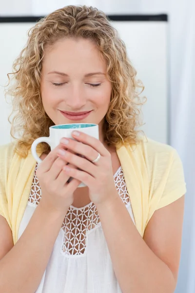 Hübsche Frau trinkt Tee in ihrer Küche — Stockfoto