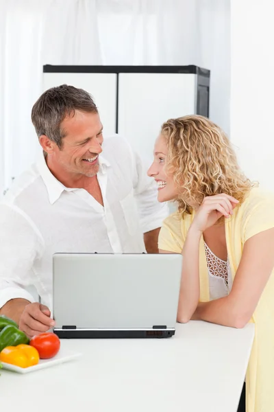 Casal jovem conversando em sua cozinha em casa — Fotografia de Stock