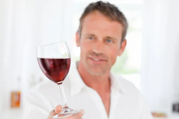 Hombre con su copa de vino en su cocina — Foto de Stock