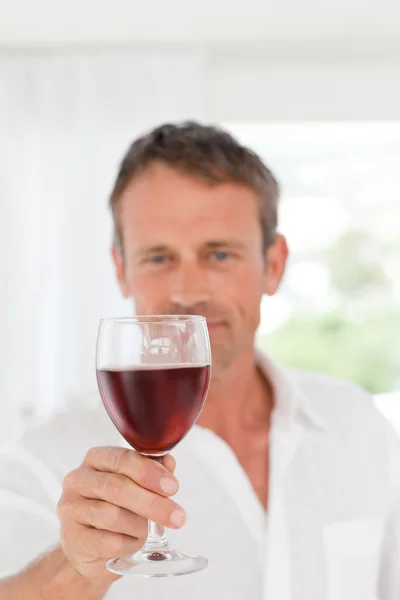Hombre con su copa de vino en su cocina —  Fotos de Stock