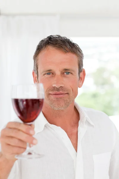Homem com seu copo de vinho em sua cozinha — Fotografia de Stock