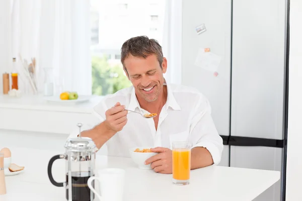 Όμορφος άντρας, έχοντας του πρωινού στην κουζίνα — Φωτογραφία Αρχείου