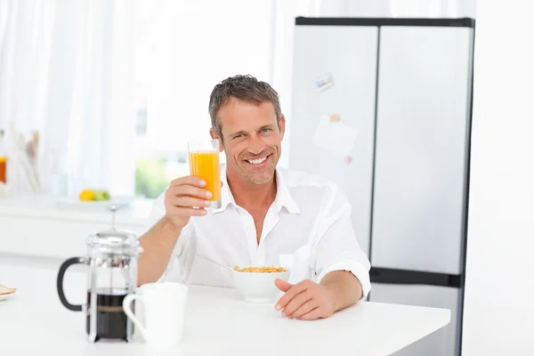 Yakışıklı bir adam onun mutfakta Kahvaltı — Stok fotoğraf