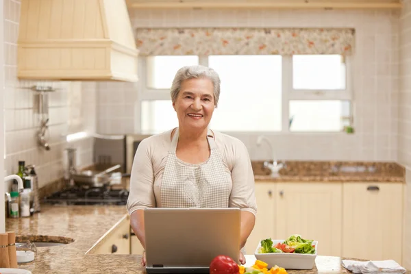 Senior vrouw die op haar laptop werkt — Stockfoto