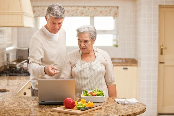 Ouder paar kijken naar hun laptop — Stockfoto