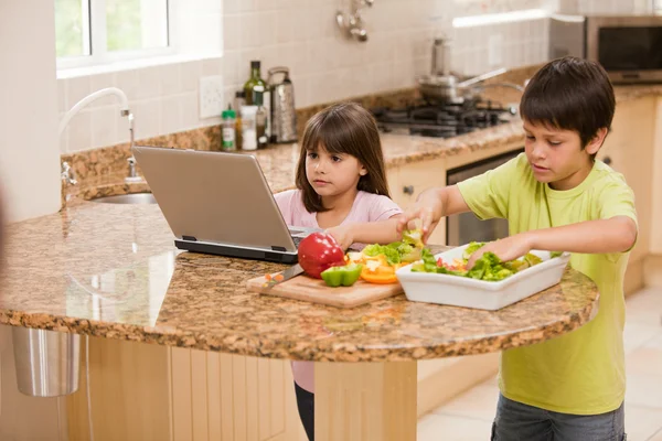 Crianças cozinhar na cozinha — Fotografia de Stock