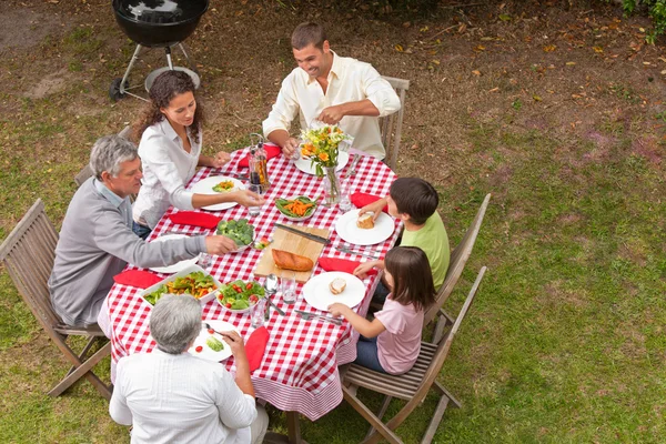 Familie isst draußen im Garten — Stockfoto