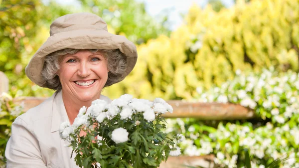 Lächelnde Frau in ihrem Garten — Stockfoto