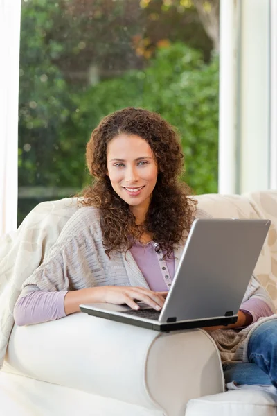 Egy nő dolgozik a laptopján. — Stock Fotó