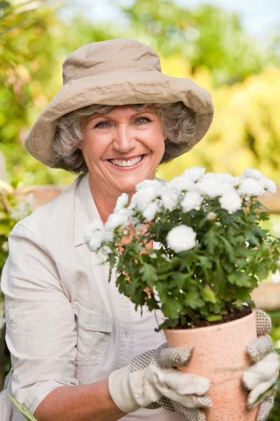 Χαμογελαστή γυναίκα στον κήπο της — Φωτογραφία Αρχείου