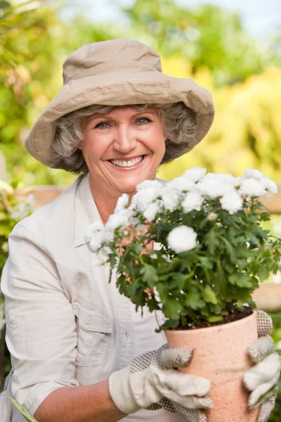 Mujer sonriente en su jardín — Foto de Stock