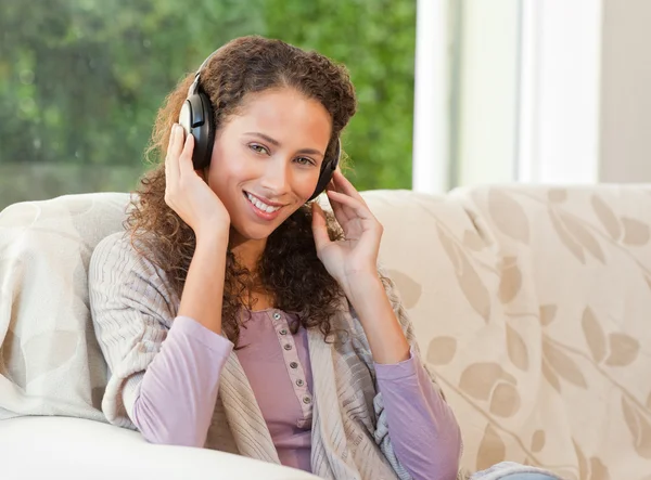 Promienna kobieta słuchanie muzyki — Zdjęcie stockowe