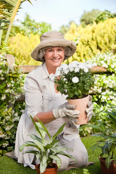 Donna sorridente nel suo giardino — Foto Stock