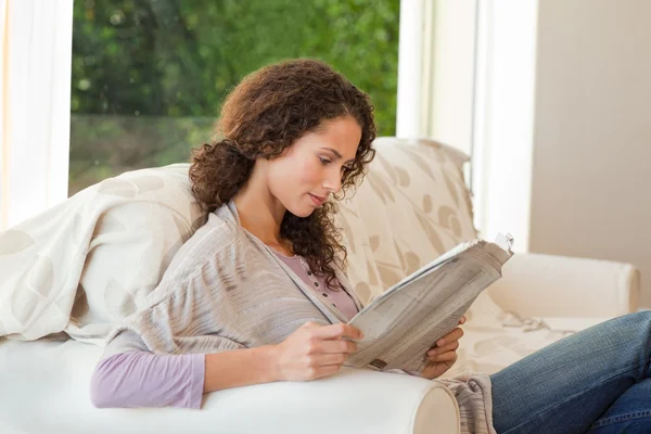 Žena čte noviny — Stock fotografie