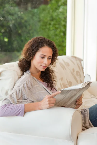 Femme lisant le journal — Photo