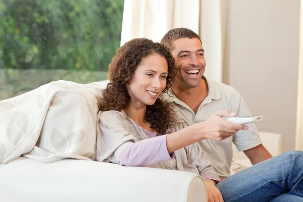 Coppia guardando la tv nel loro soggiorno a casa — Foto Stock