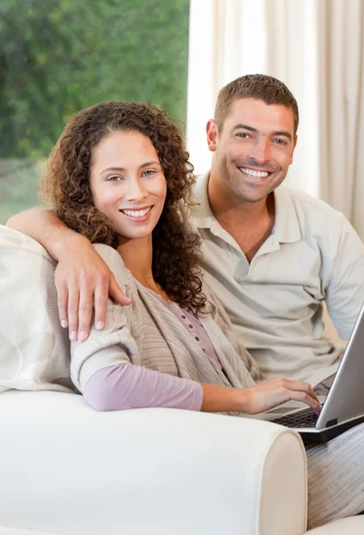 Ehepaar arbeitet zu Hause am Laptop — Stockfoto
