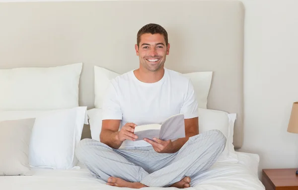 ベッドで本を読んでいる人 — ストック写真