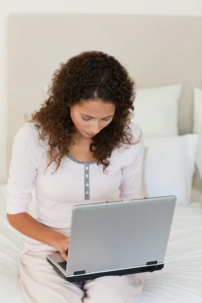 Привлекательная женщина работает на своем ноутбуке — стоковое фото
