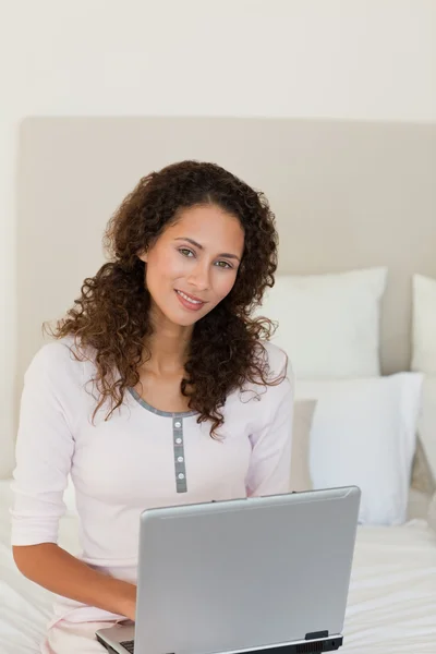 Atrakcyjna kobieta pracuje na jej laptopie — Zdjęcie stockowe