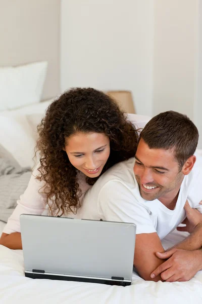 Bella coppia guardando il loro computer portatile — Foto Stock
