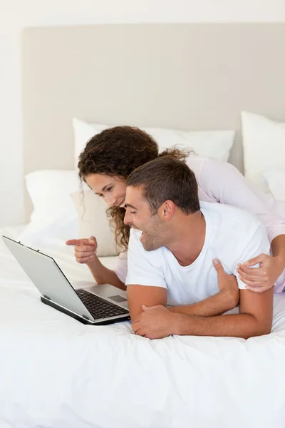 Krásný pár, při pohledu na jejich laptop — Stock fotografie
