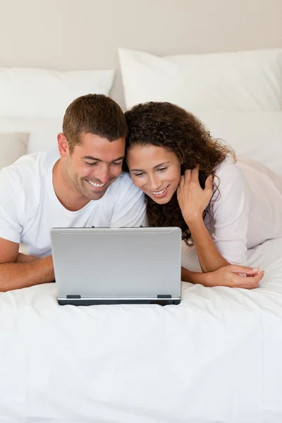 Güzel çift onların laptop arıyorum — Stok fotoğraf