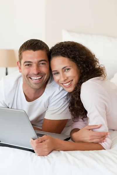 Bella coppia guardando il loro computer portatile — Foto Stock