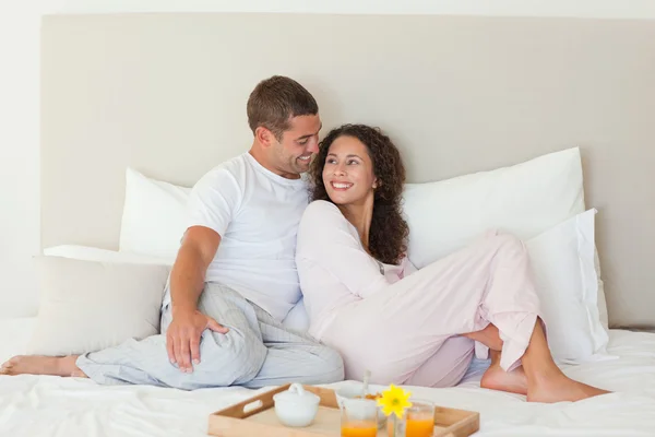 Par med frukost i sin säng hemma — Stockfoto