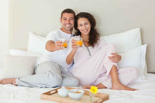 Пара завтракает в своей постели дома — стоковое фото