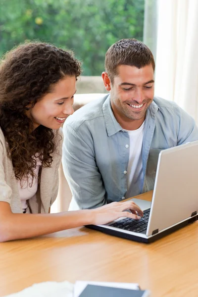 Gli amanti guardando il loro computer portatile a casa — Foto Stock