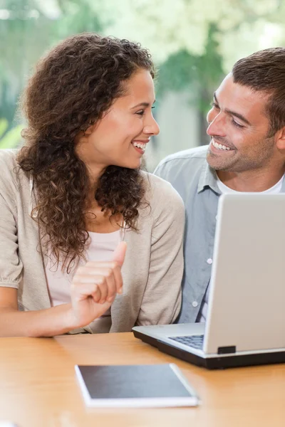 Lovers looking at their laptop at home — Stock Photo, Image