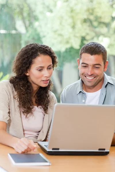 Lovers looking at their laptop at home — Stock Photo, Image